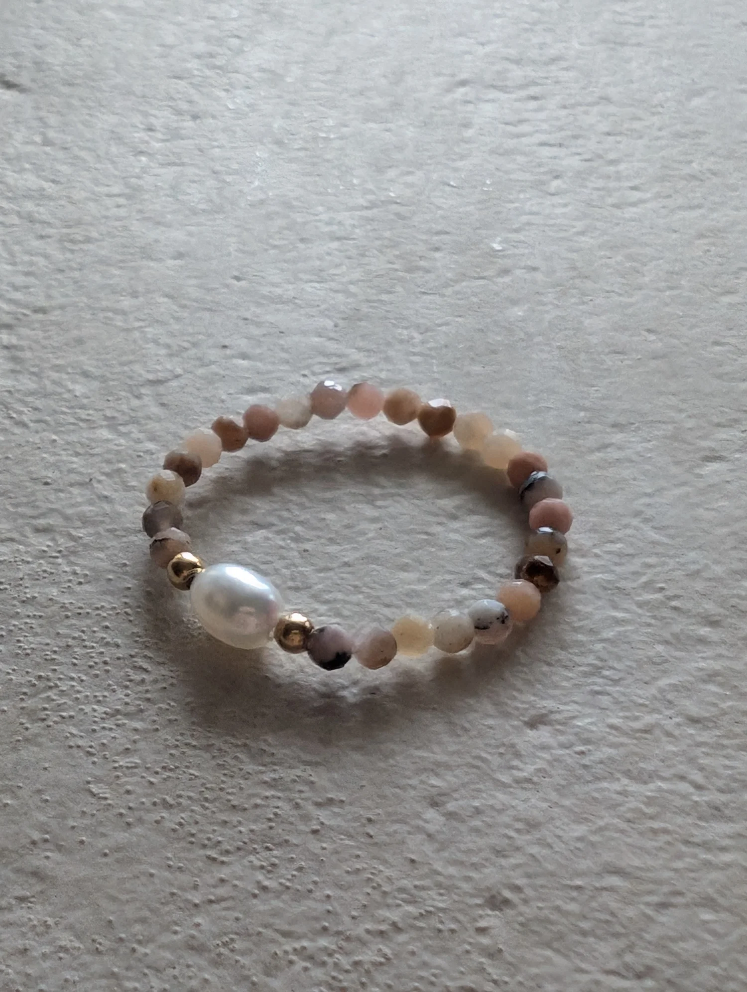 Pierćionek elstyczny z opalem i perłą 