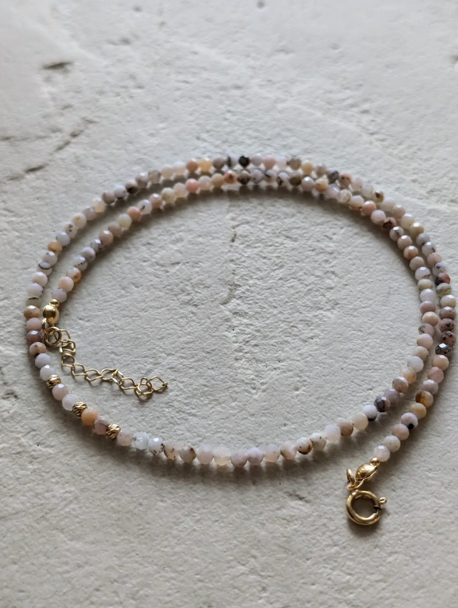 Choker z kamieni opalu