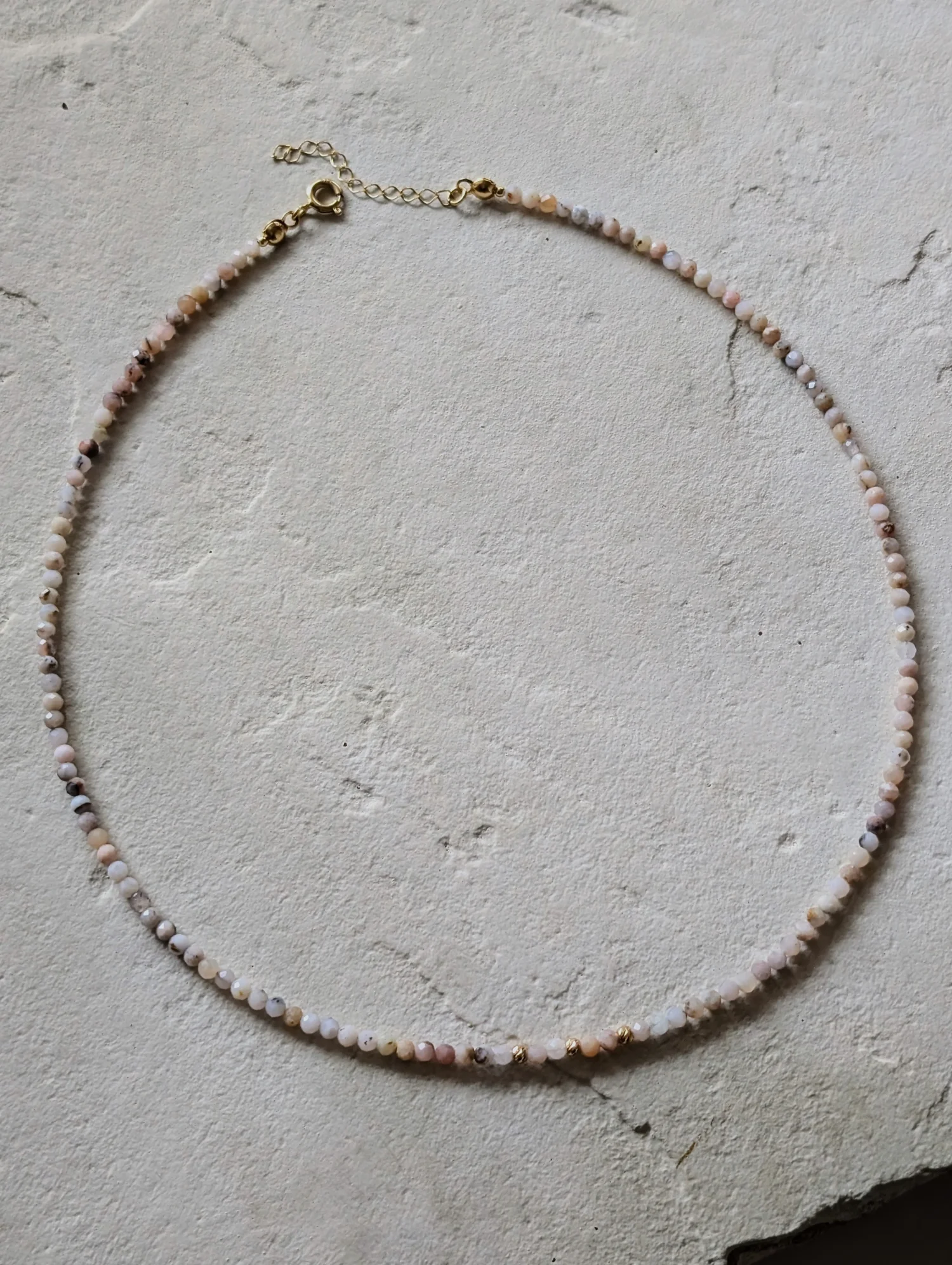 Choker z kamieni opalu