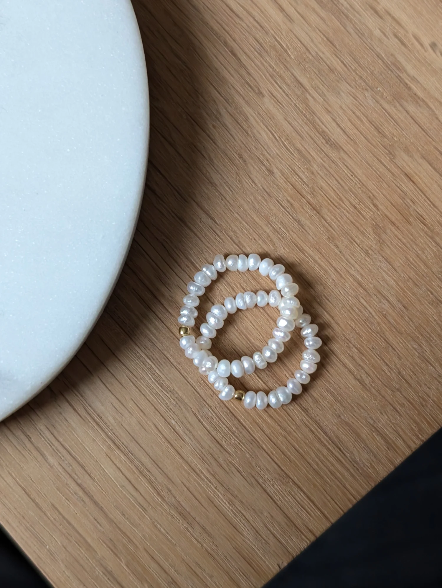 Pierścionek elastyczny z drobnych pereł