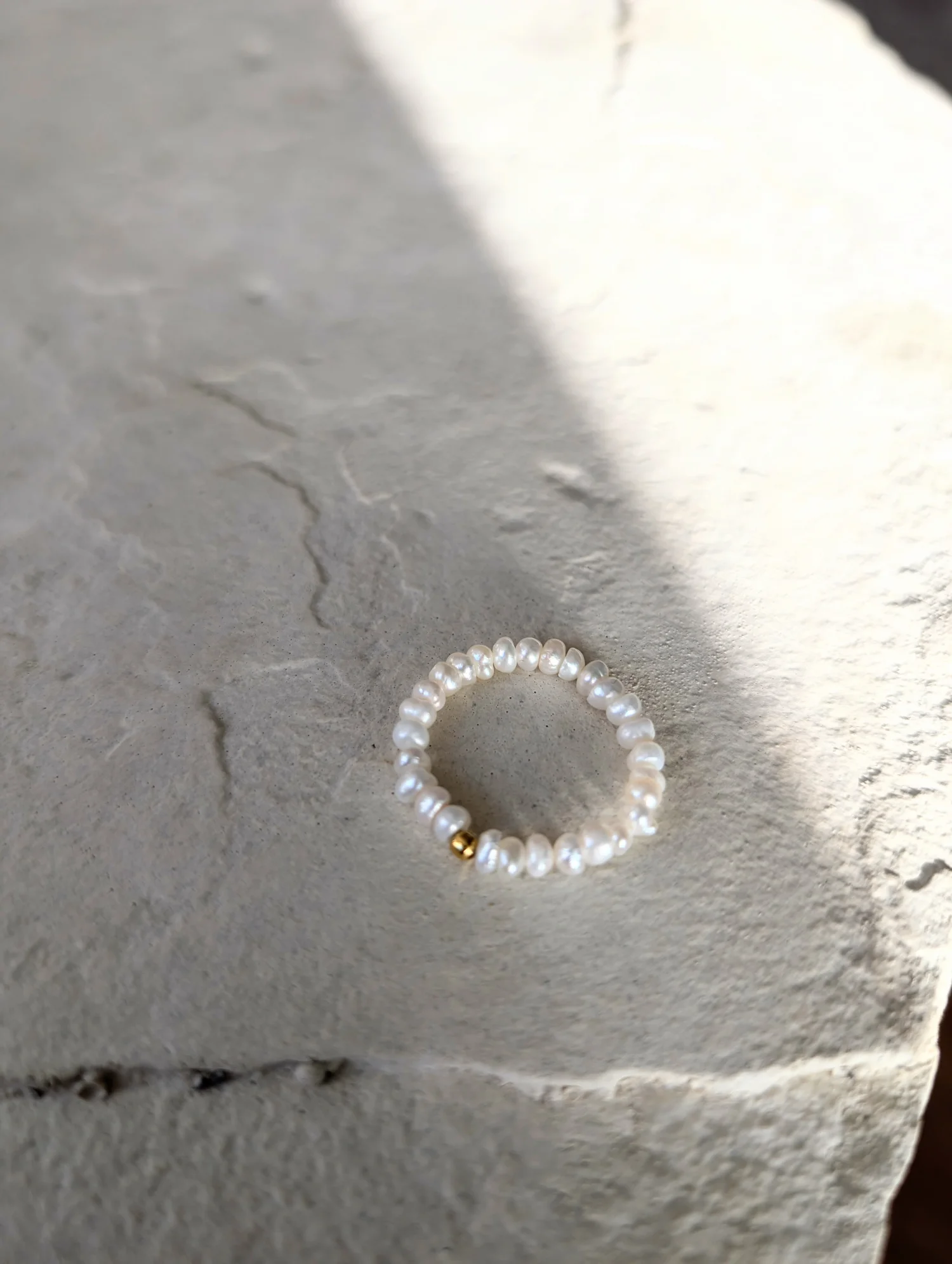 Pierścionek elastyczny z drobnych pereł