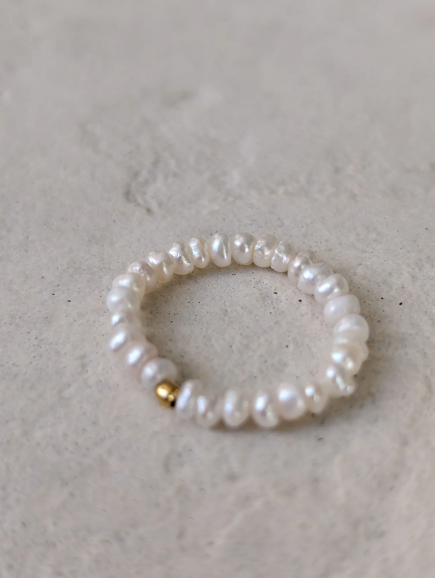 Pierścionek elastyczny z drobnych pereł