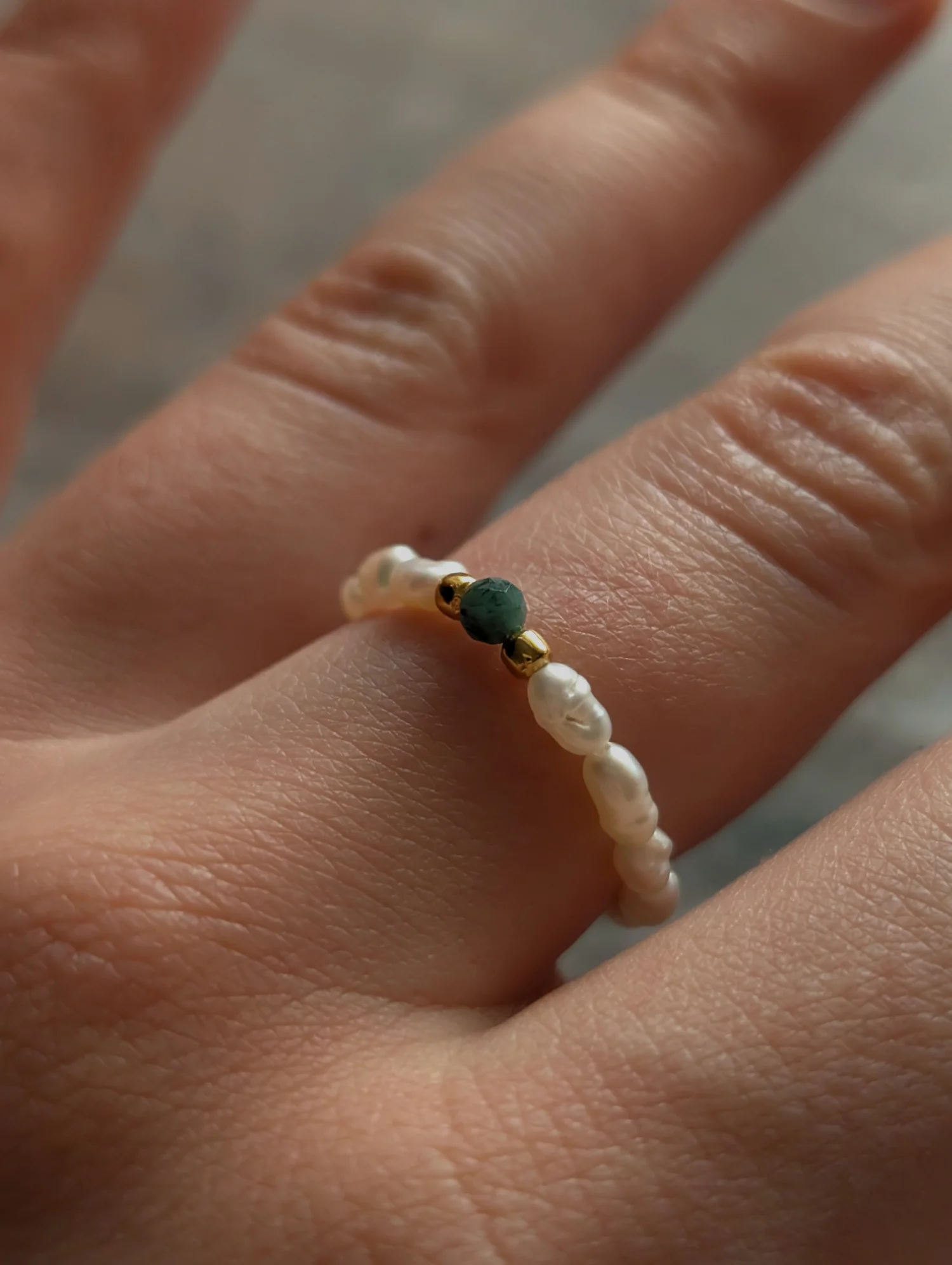 Pierścionek elastyczny z perłami i szmaragdem