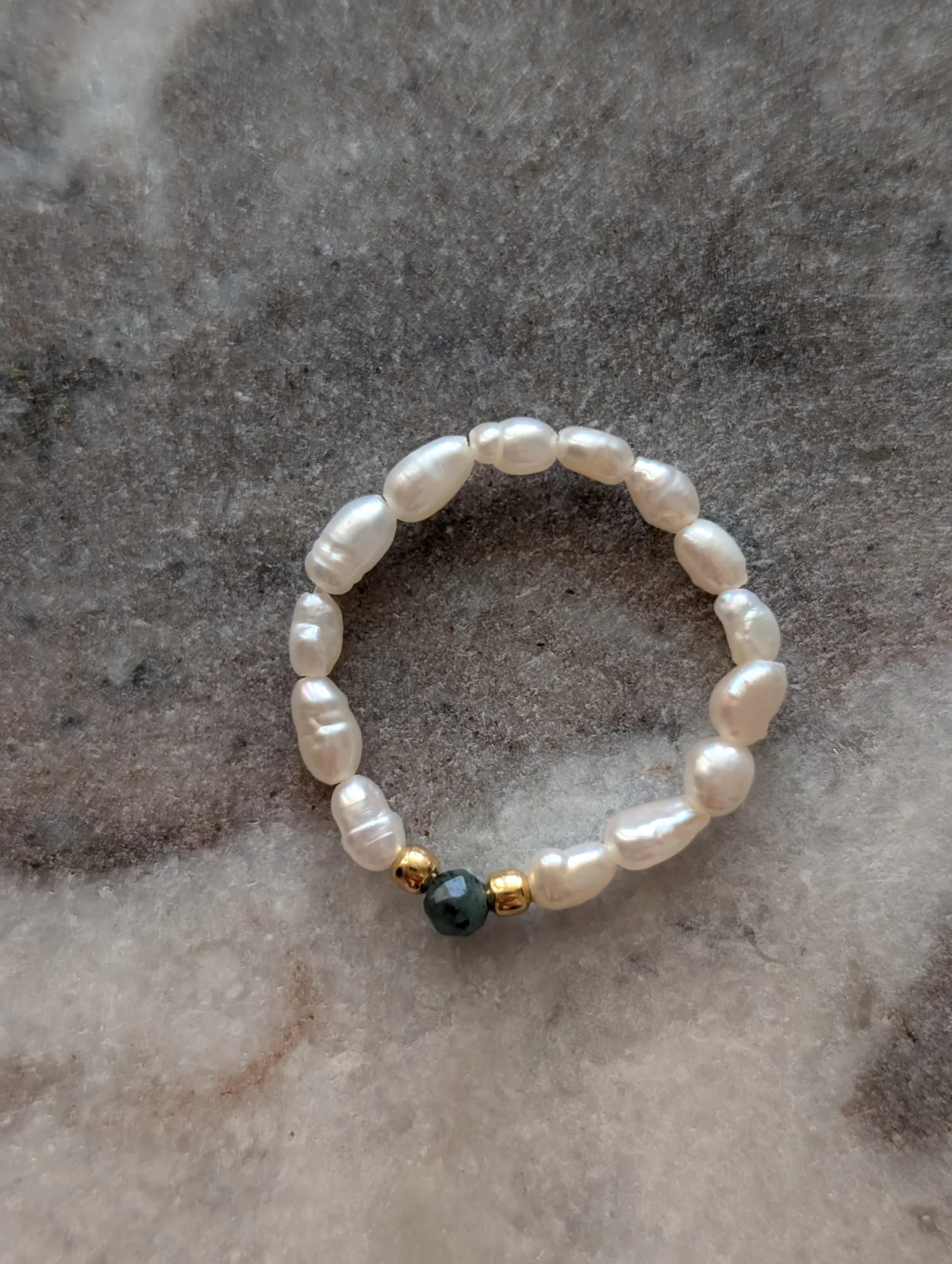 Pierścionek elastyczny z perłami i szmaragdem