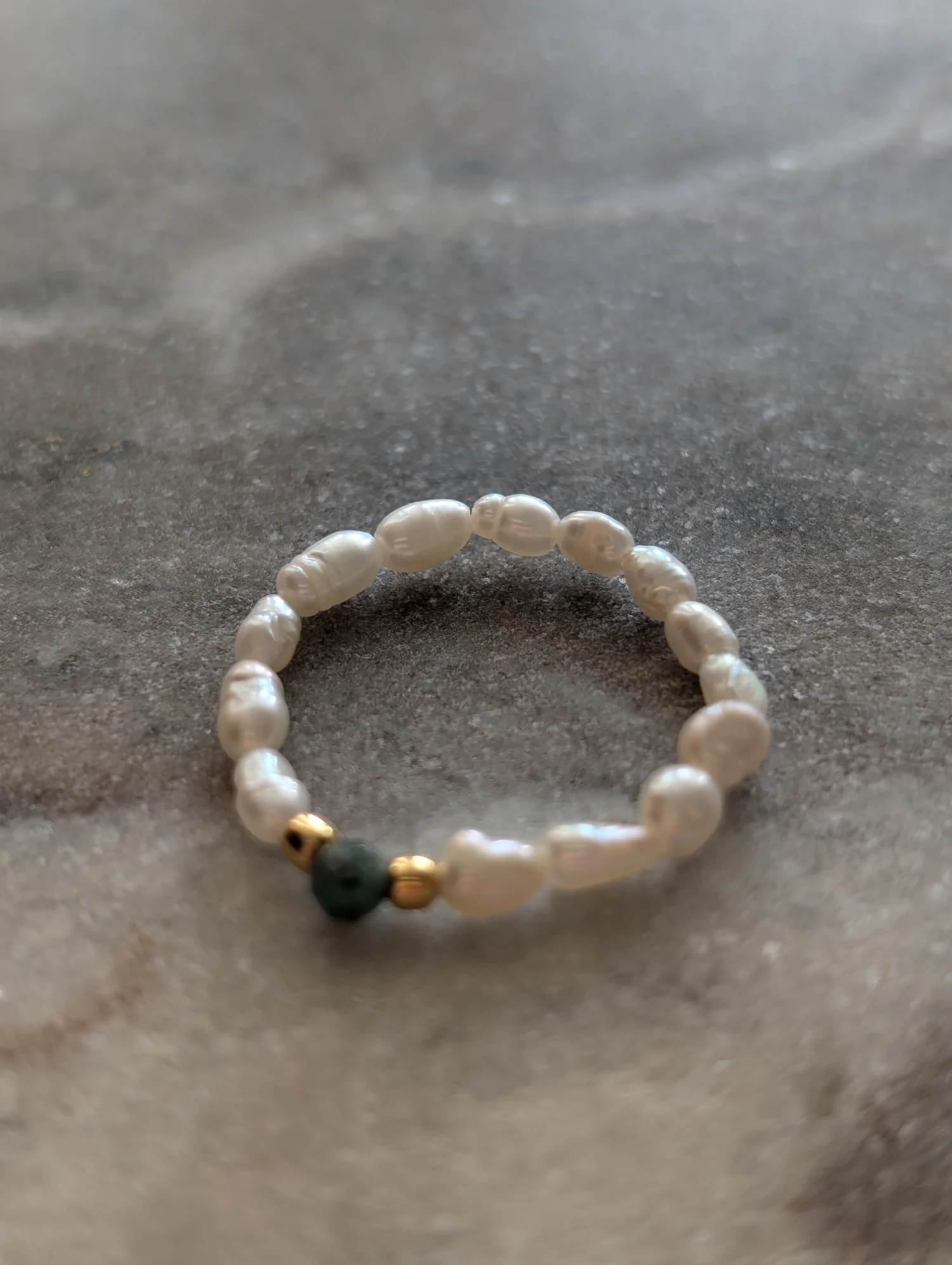 Pierścionek elastyczny z perłami i szmaragdem