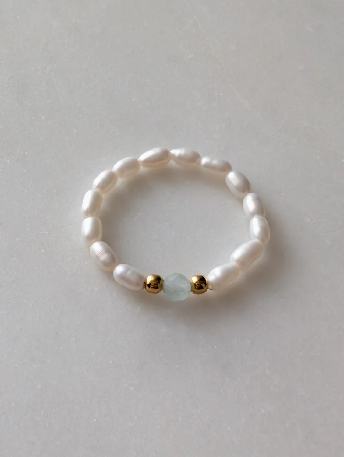 Pierścionek elastyczny z perłami i akwamarynem
