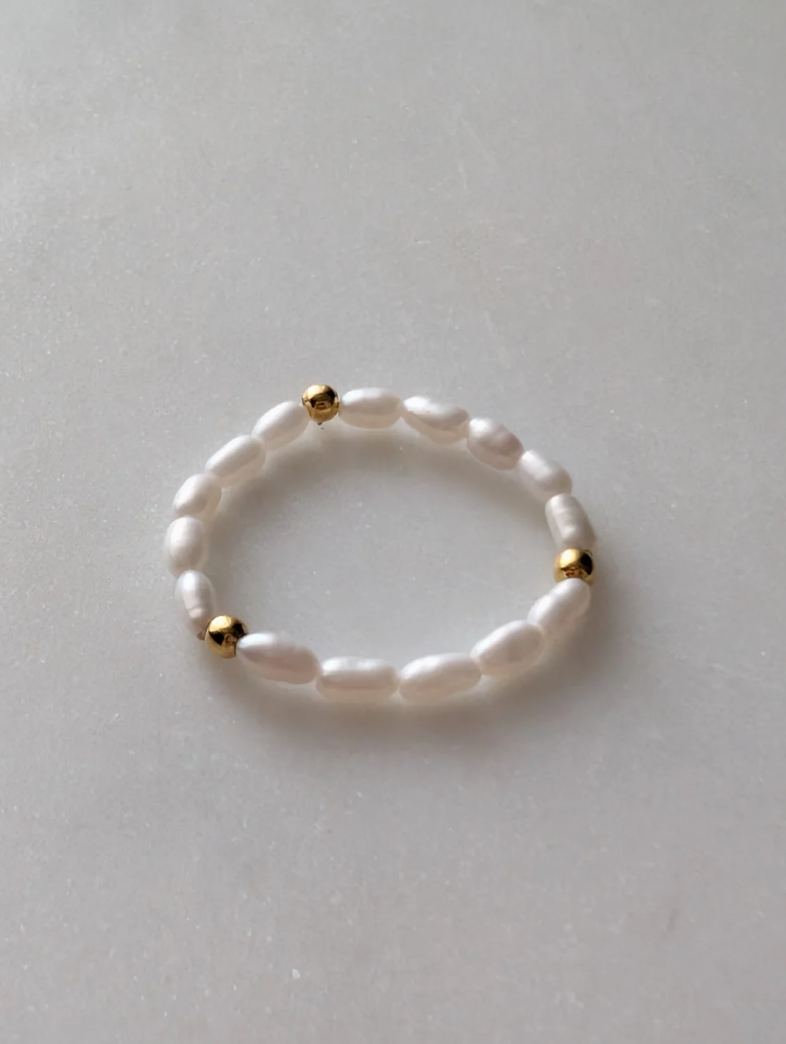 Pierścionek elastyczny z drobnych pereł