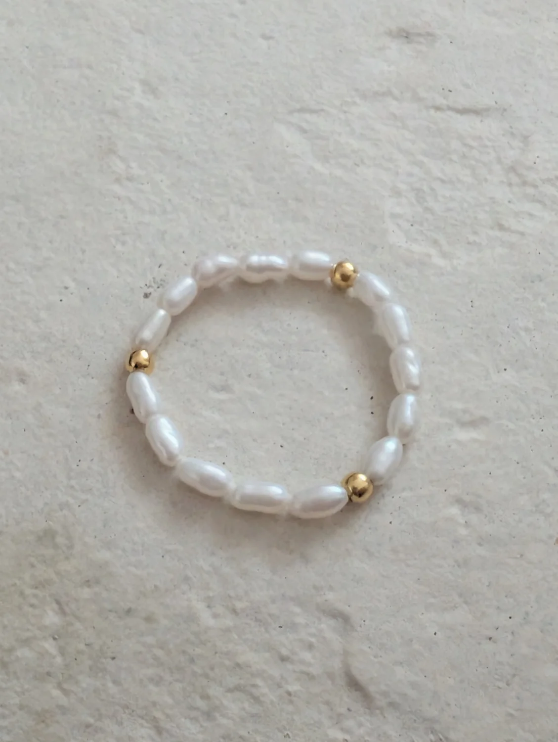 Pierścionek elastyczny z drobnych pereł