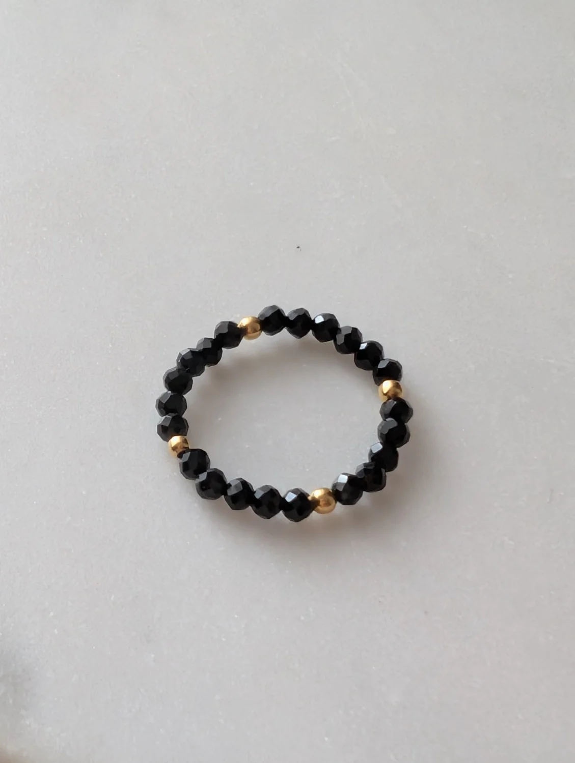 Pierścionek elastyczny z czarnego turmalinu