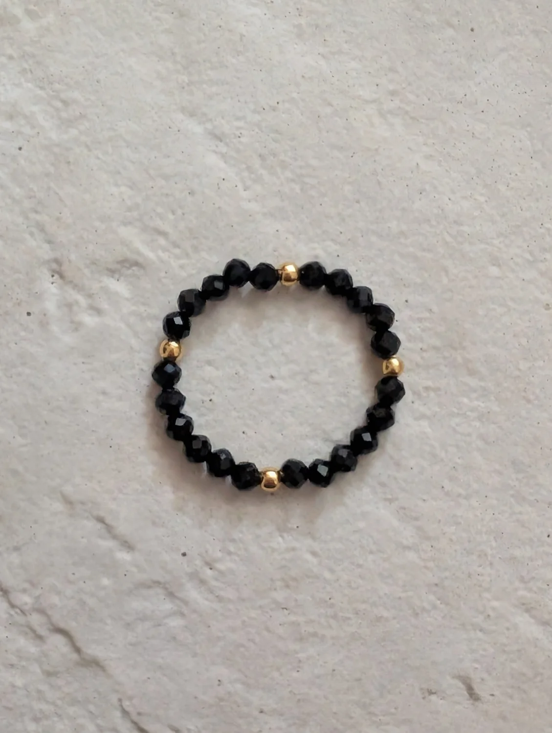 Pierścionek elastyczny z czarnego turmalinu