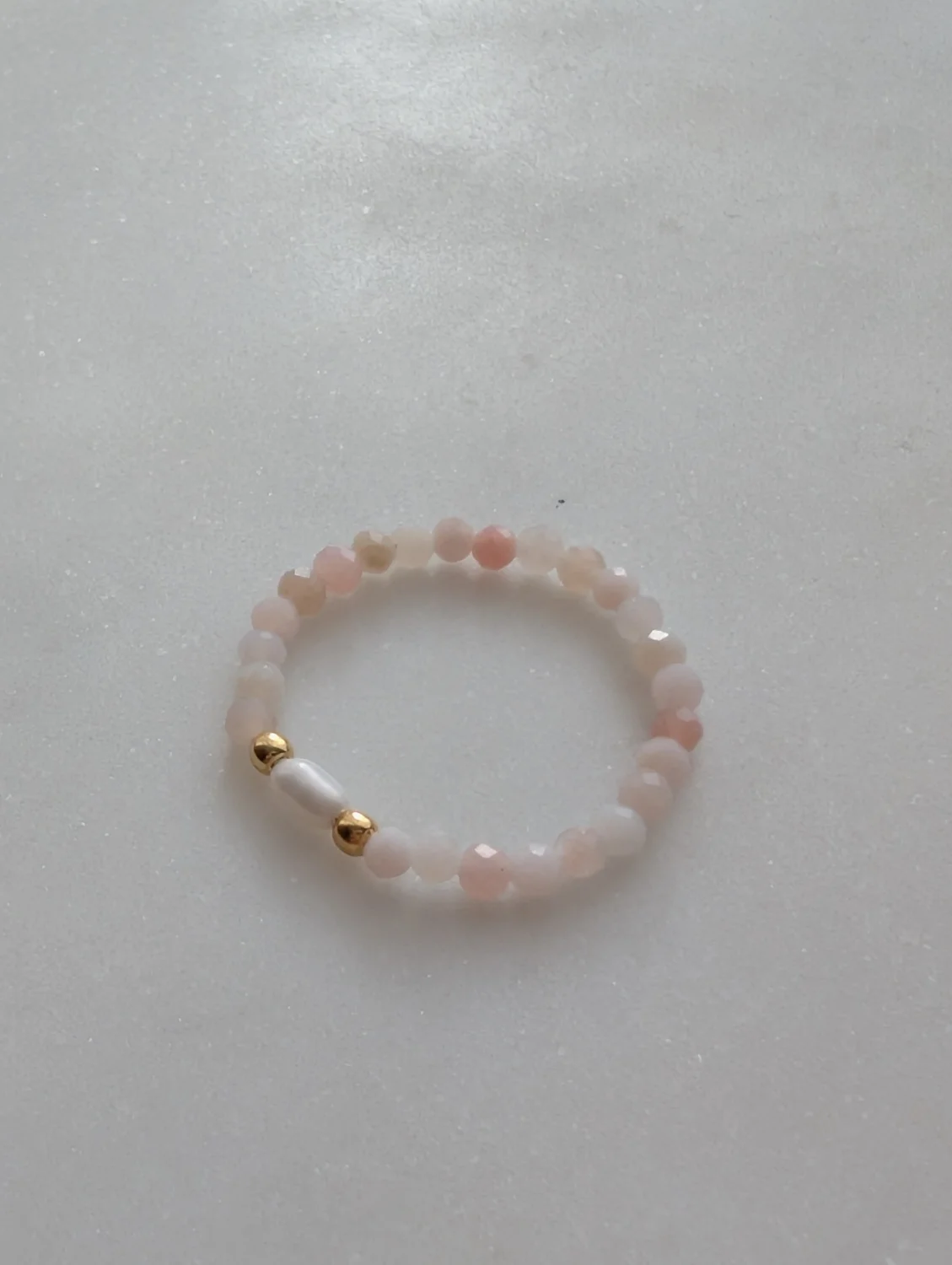 Pierścionek elastyczny z opalem różowym i perłą 