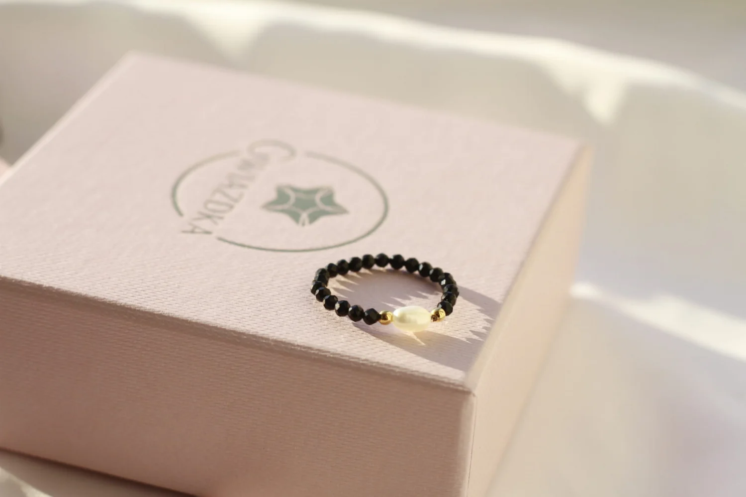 PIERŚCIONEK ELASTYCZNY | ONYKS, PERŁA