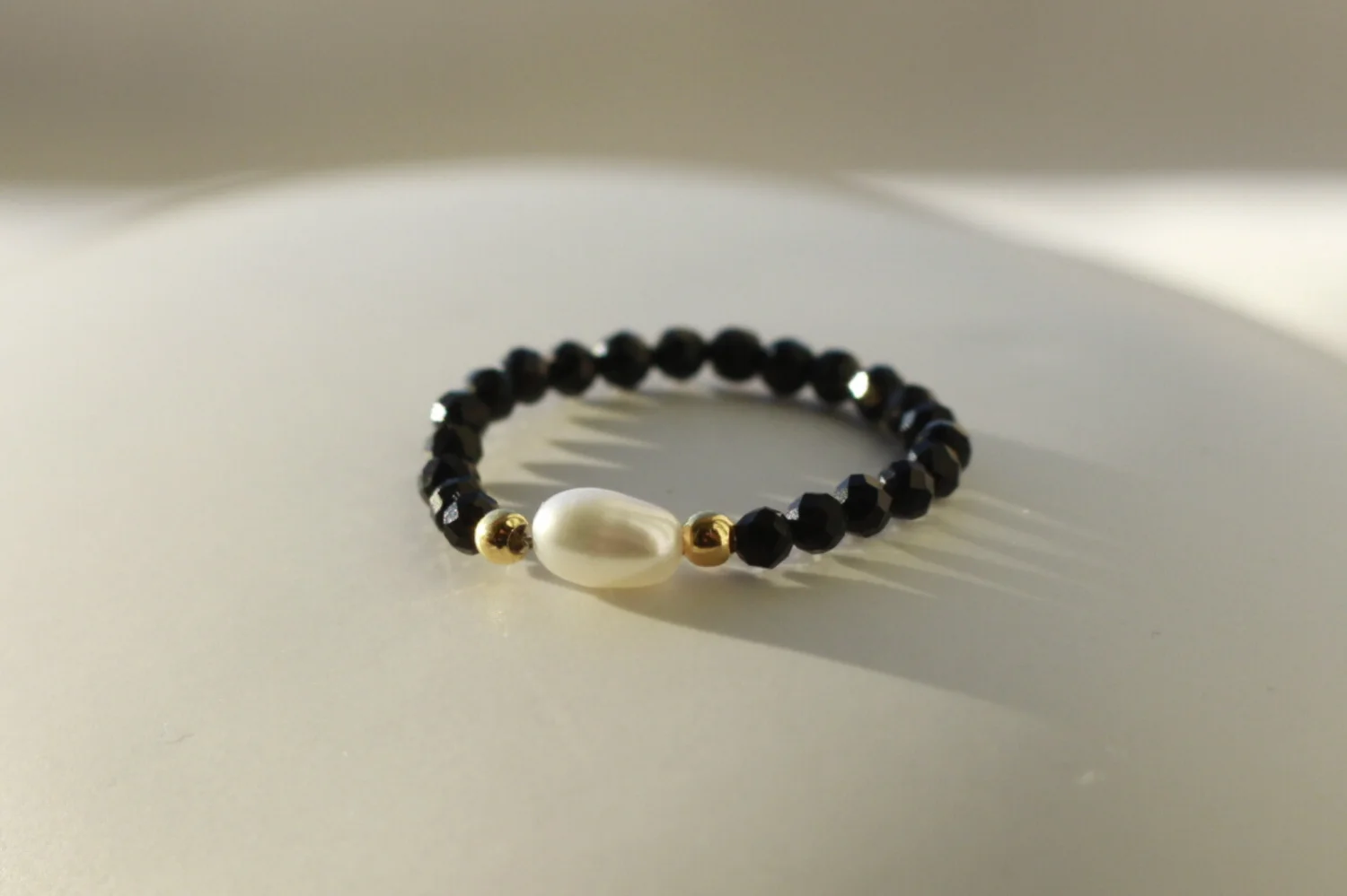 PIERŚCIONEK ELASTYCZNY | ONYKS, PERŁA