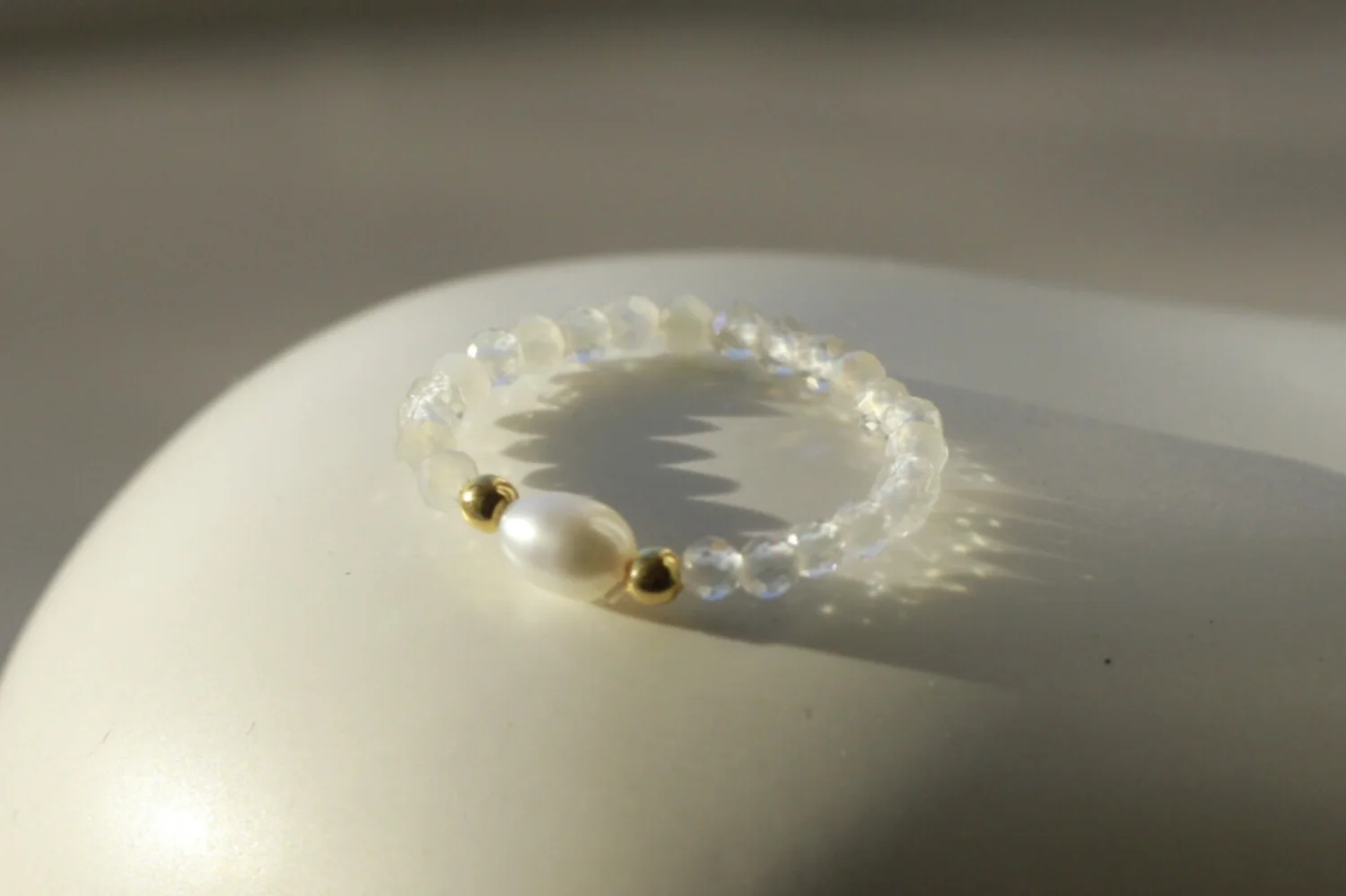 Pierścionek elastyczny z kamieniem księżycowym i perłą 